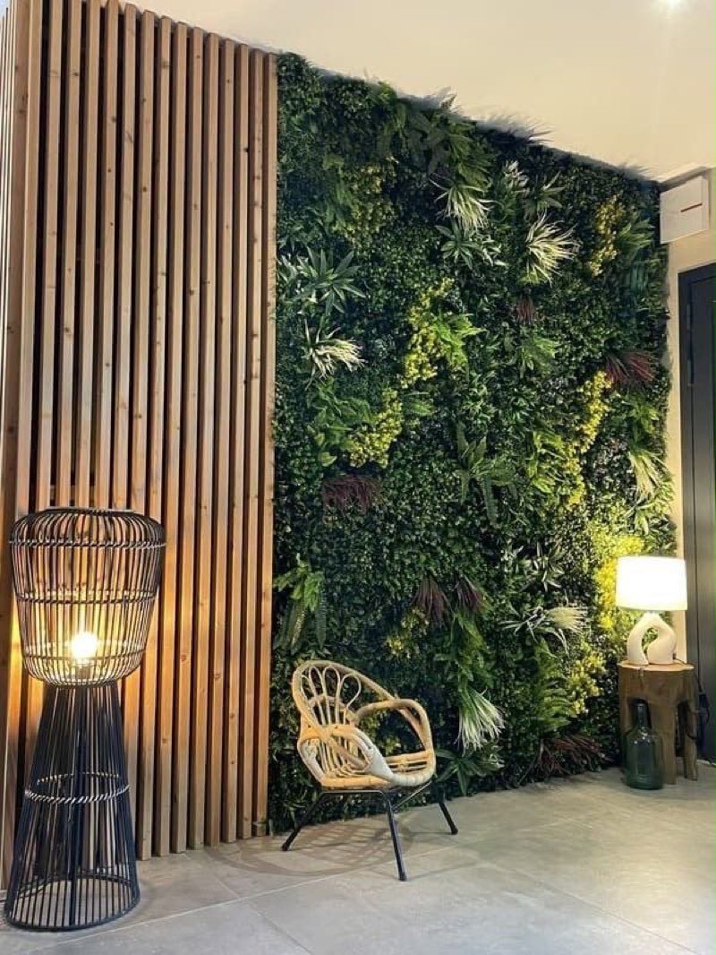 Afloraa: Green Wall Lounge